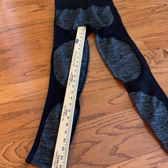 Size medium athletic leggings - Picture 3 of 5